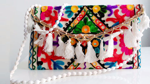 Cartera bordada con borlas